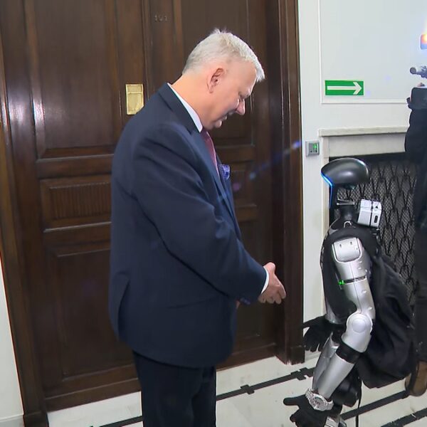 Polskie życie 54 Rozmawiał m.in. z Suskim, debiut robota w Sejmie. „Żądam większej…