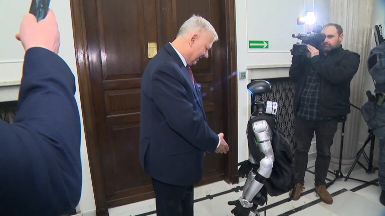 Rozmawiał m.in. z Suskim, debiut robota w Sejmie. "Żądam większej wypłaty" 3