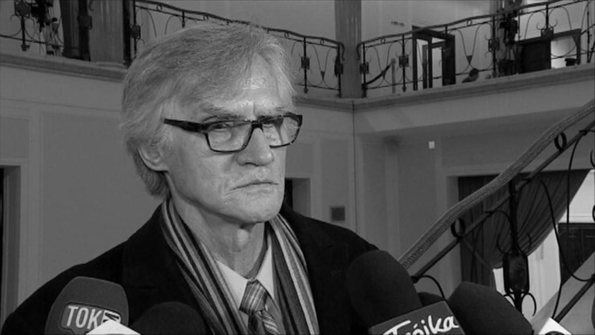 Kazimierz Nowaczyk odszedł. Kierował zespołem ds. Smoleńska. 3 Portret dr. Kazimierza Nowaczyka, fizyka, przed grupą mikrofonów.