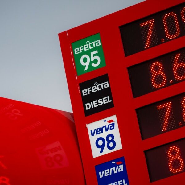 Polskie życie 47 Tańsze paliwa. Władze redukują VAT i opłatę akcyzową.