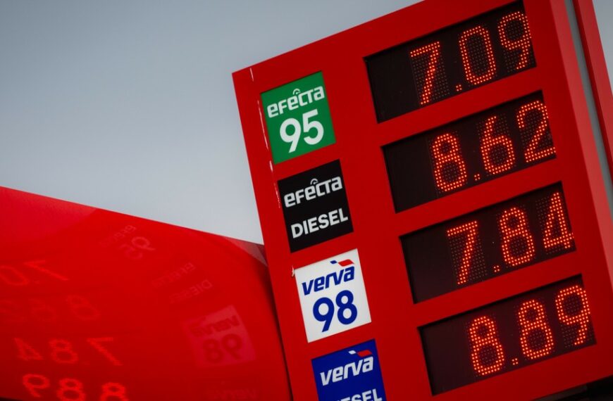 Polskie życie 28 Tańsze paliwa. Władze redukują VAT i opłatę akcyzową.