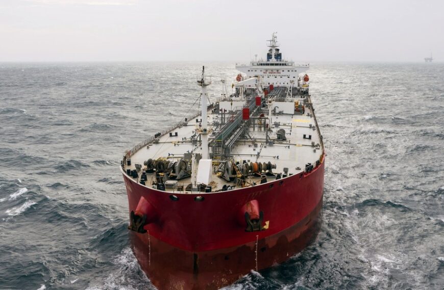 Polskie życie 31 Amerykańskie tankowce niespodziewanie modyfikują trasy. Kryzys naftowy w Europie?