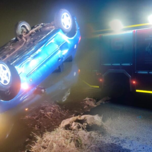 Dramatyczne zdarzenie przy jeziorze. Samochód zanurzony, wewnątrz czwórka pasażerów.