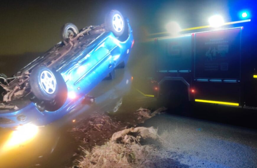 Dramatyczne zdarzenie przy jeziorze. Samochód zanurzony, wewnątrz czwórka pasażerów.