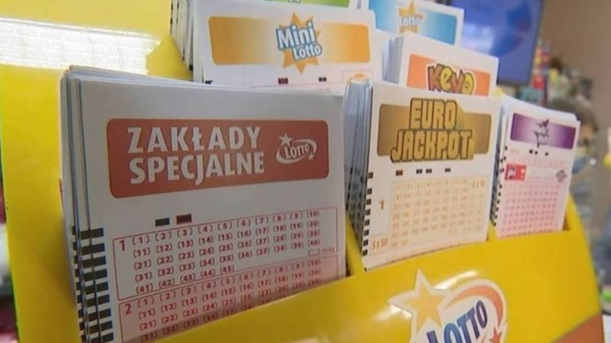 Stojak z r&oacute;żnymi rodzajami lotto, w tym Lotto, Mini Lotto, Euro Jackpot i zakładami specjalnymi.