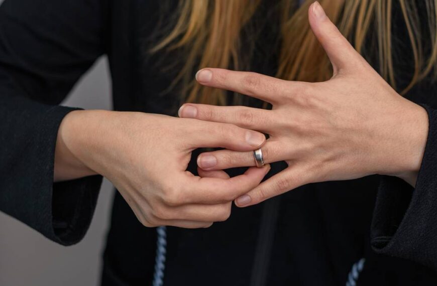 Polskie życie 90 Polskie śluby wyznaniowe. Kościół notuje spadek liczby małżeństw.