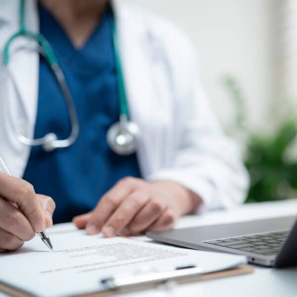 Domowi medycy oponują przeciw zaliczeniu orzekania śmierci do usług medycznych.