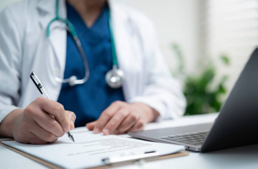 Domowi medycy oponują przeciw zaliczeniu orzekania śmierci do usług medycznych.