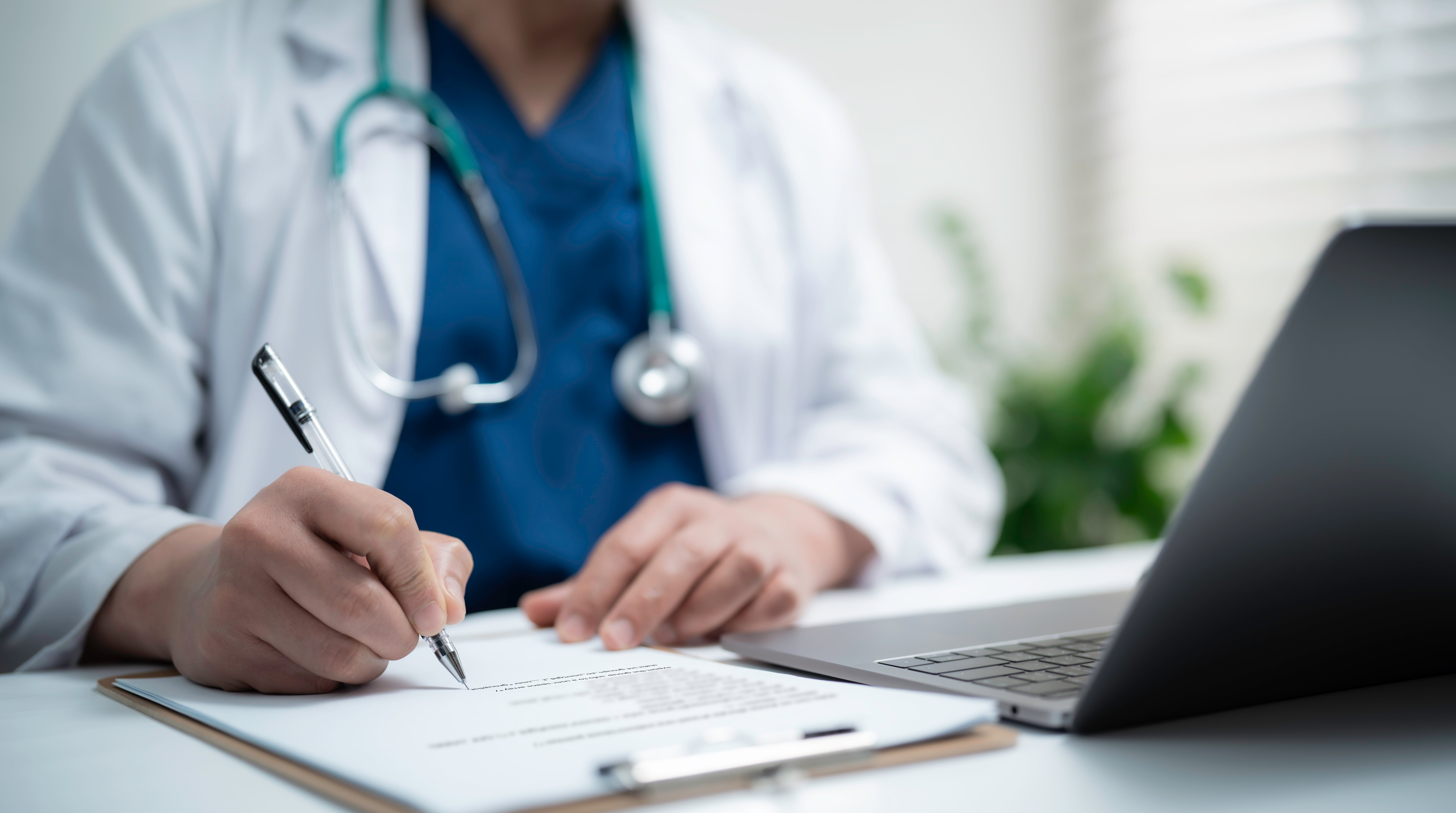 Domowi medycy oponują przeciw zaliczeniu orzekania śmierci do usług medycznych. 2