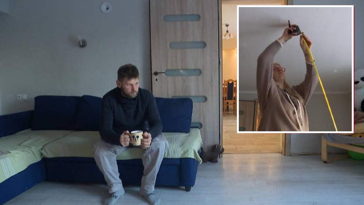 Mężczyzna siedzi na kanapie w salonie, w tle widać fragment drzwi i kota. W prawym g&oacute;rnym rogu zdjęcie z zbliżeniem na kobietę mierzącą taśmą sufit.
