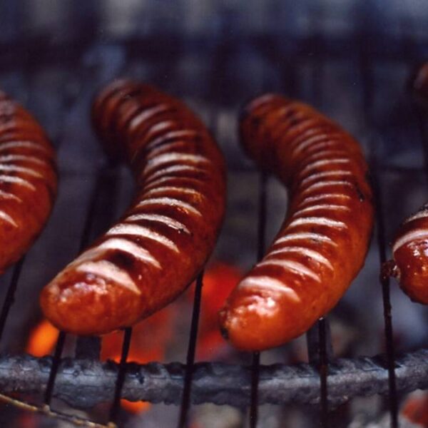 Polskie życie 75 Krakowski kiermasz wielkanocny zainaugurowany. Cena 50 zł za kiełbasę to…