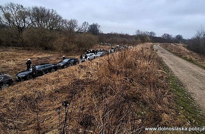 Osiemnaście pojazdów zjechało na miejsce. Twierdzili, że ruszają na grzybobranie, jednak policja&hellip;
