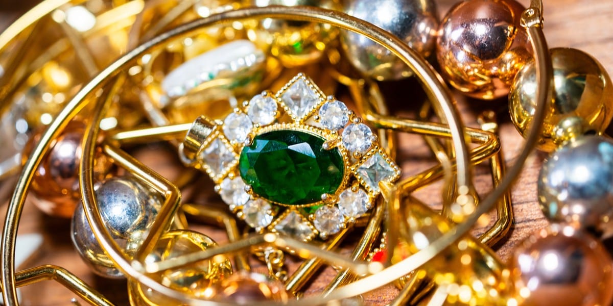 Gdzie zamożni lokują dziś kapitał? Bezpieczna przystań to klejnoty i kruszec. 2 Biżuteria ze złota z kamieniami szlachetnymi jest dziś uważana za najlepszą inwestycję (zdj. ilustracyjne)