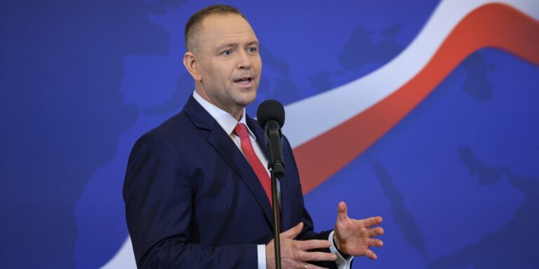 Tańsze paliwo. Prezydent Karol Nawrocki zatwierdził kluczowe akty prawne. 19 Tańsze paliwo. Prezydent Karol Nawrocki zatwierdził kluczowe akty prawne. 6