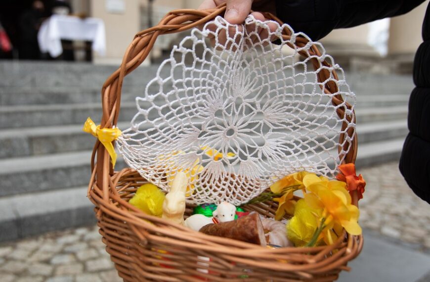 Wielkanocny koszyk podrożał. Cena gorzkiej czekolady najwyższa w historii.