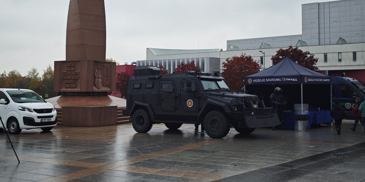 Prezentacja wozów sił specjalnych w litewskim mieście Mariampol