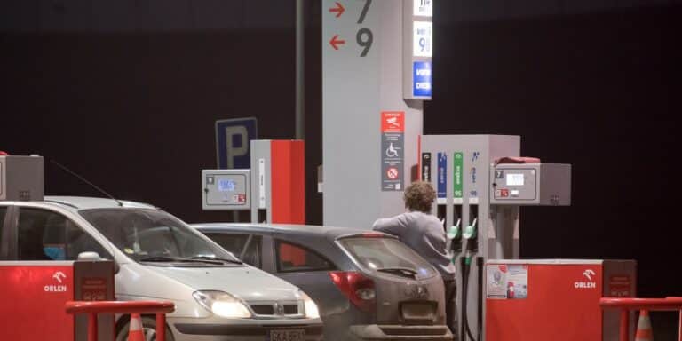 Kłopoty z paliwami od czasów dawnych do współczesności. Wpływ konfliktów na koszt ropy naftowej. 5 Kłopoty z paliwami od czasów dawnych do współczesności. Wpływ konfliktów na koszt ropy naftowej. 3