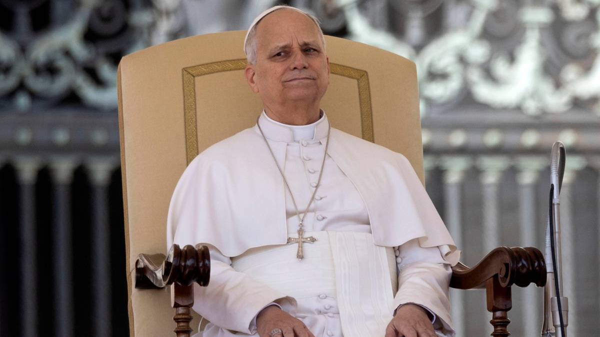 Ta maleńka nacja to bastion katolickiej wiary. Leon XIV ma się udać w tamto miejsce jako pierwszy papież od pół tysiąclecia. 3 Papież Leon XIV w białej szacie papieskiej siedzi na ozdobnym krześle.