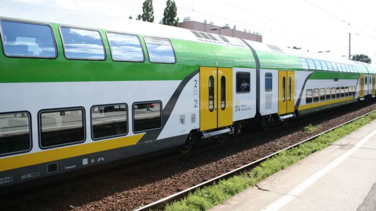 Rywale dla PKP na szlaku krakowskim. Planują kursy z wagonami dwupiętrowymi. 11