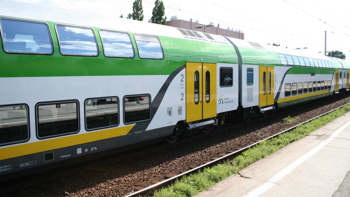 Rywale dla PKP na szlaku krakowskim. Planują kursy z wagonami dwupiętrowymi. 3 Dwupiętrowy pociąg Kolei Mazowieckich w kolorach zielonym, białym i żółtym na torach kolejowych.