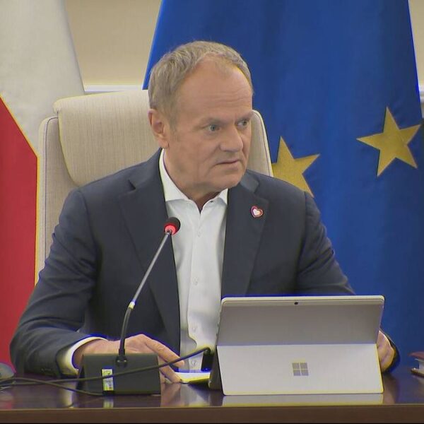 „Sprzecznie z polską racją stanu.” Tusk oburzony po odjeździe Nawrockiego