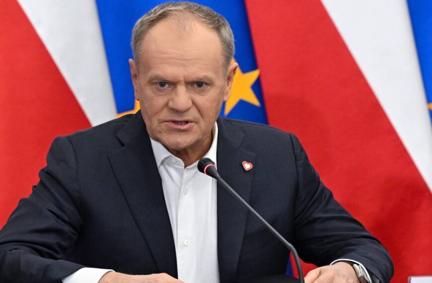 Stany Zjednoczone rozważają cofnięcie restrykcji na rosyjską ropę. Odpowiedź Donalda Tuska.