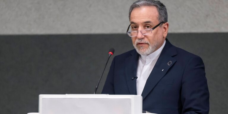 Iran dopuszcza ruch statków przez cieśninę Ormuz, ale tylko dla niektórych państw. Istnieje spis. 6 Iran dopuszcza ruch statków przez cieśninę Ormuz, ale tylko dla niektórych państw. Istnieje spis. 3