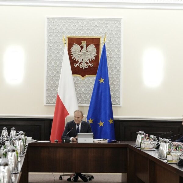 Polskie życie 63 KPRM: Planowane większe zarobki. Konkurencja o pracowników z firmami.