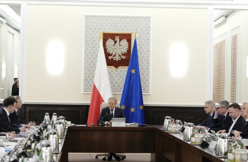 Polskie życie 25 KPRM: Planowane większe zarobki. Konkurencja o pracowników z…