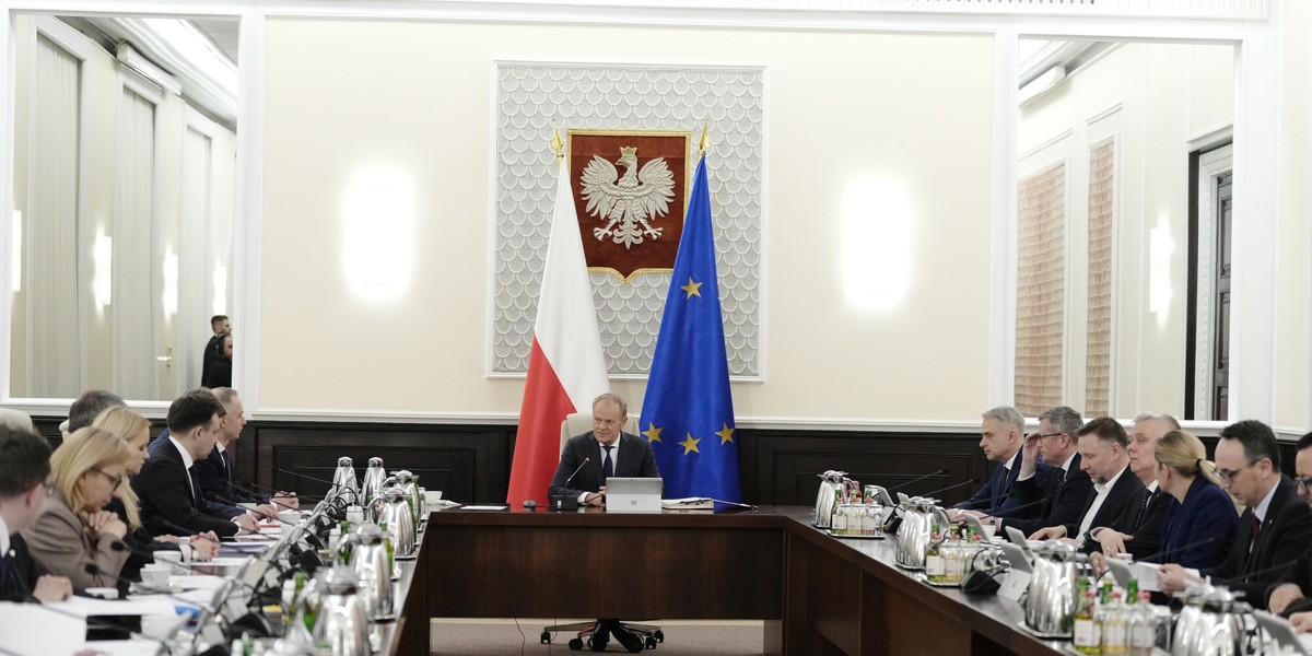 KPRM: Planowane większe zarobki. Konkurencja o pracowników z firmami. 2 Posiedzenie rządu