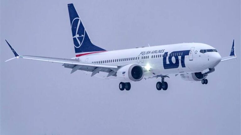 LOT-owski samolot nagle wraca do stolicy. "Awaria sprzętu" 8
