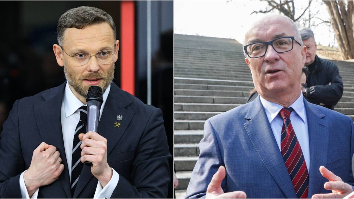 Dwa portrety mężczyzn w garniturach. Po lewej stronie mężczyzna w okularach i czarnym krawacie m&oacute;wi do mikrofonu, trzymając go w dłoni. Po prawej stronie mężczyzna w okularach i granatowym garniturze, z pasem w czerwone i granatowe paski, gestykuluje podczas przem&oacute;wienia.