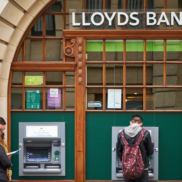 Polskie życie 53 Krytyczny błąd w aplikacji bankowej w UK. Klienci ujawnili prywatne…