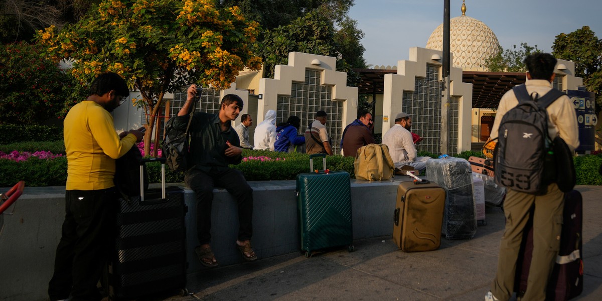 350 tys. USD za ewakuację z regionu. Oto jak zamożni znajdują wyjście. 2 Pasażerowie na parkingu przed lotniskiem w Dubaju