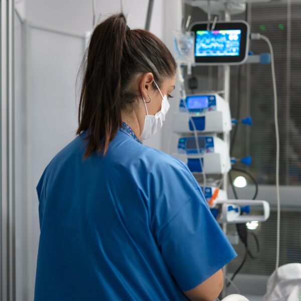 Wyższe pensje dla doktorów, pielęgniarek i personelu pomocniczego w 2026.