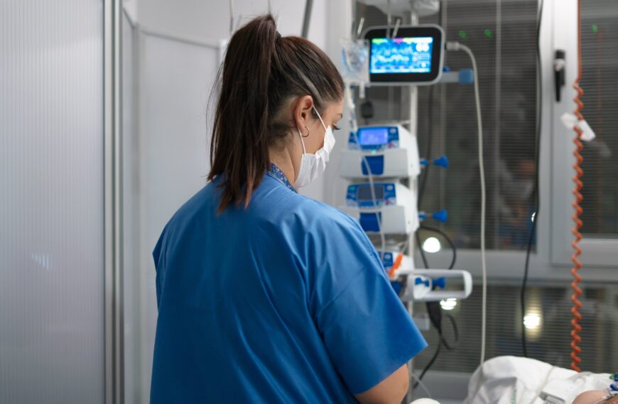 Wyższe pensje dla doktorów, pielęgniarek i personelu pomocniczego w 2026.