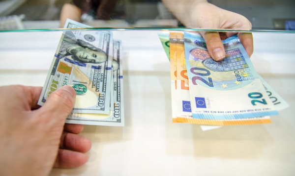 Dolar drożeje, euro najwyżej od kwartału. Złoty pod presją, lecz stabilny.