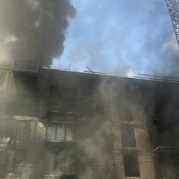 Ogień na fasadzie budynku w Białołęce. Zadymienie widoczne z centralnej&hellip;