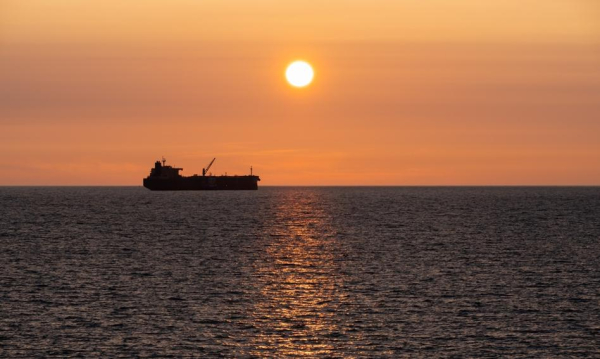 Polskie życie 20 Ropa: Nowa trasa. Tankowiec unika Cieśniny Ormuz.