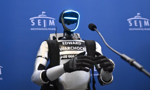 Człekokształtny robot w polskim parlamencie. To Edward Warchocki; przedstawił „przemówienie”.