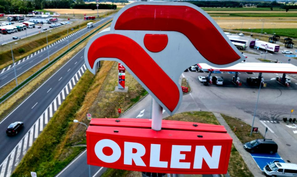 Upadek rządu, wzrost Orlenu. Państwowy gigant winduje ceny paliw na skalę hurtową.