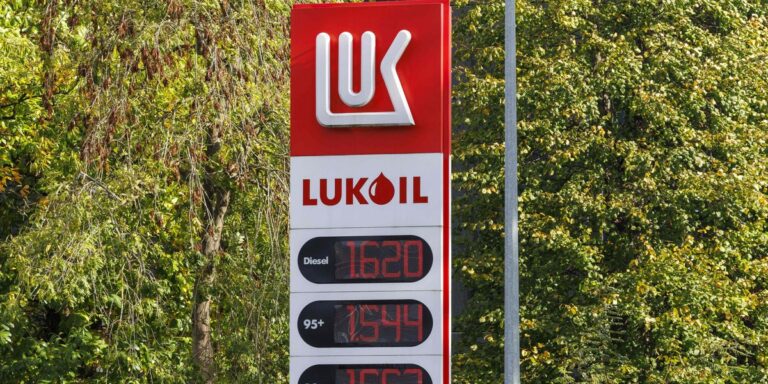 USA przedłuża zwolnienie stacji paliw Łukoil od restrykcji. 10