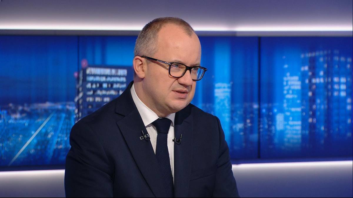 Profesor Joanna Tyrowicz, członek Rady Polityki Pieniężnej, w garniturze i białej koszuli z krawatem, w okularach.