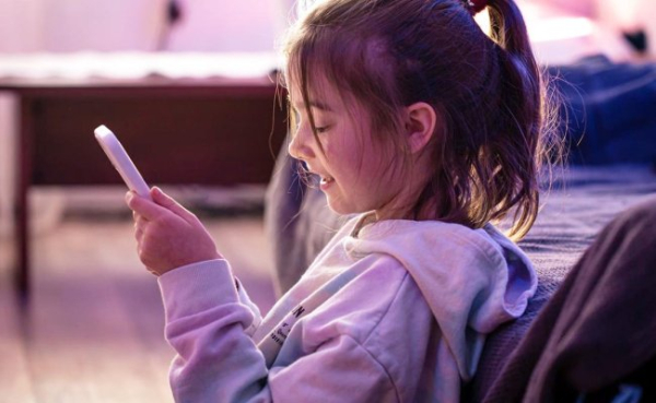 Kiedy jest najlepszy moment na zakup pierwszego smartfona dla dziecka?