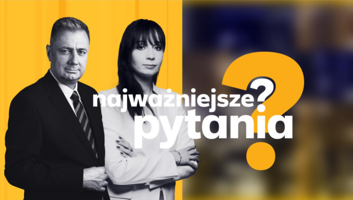 Dw&oacute;ch prowadz&plusmn;cych program "Najwa&sup3;niejsze Pytania" na tle logotypu programu.