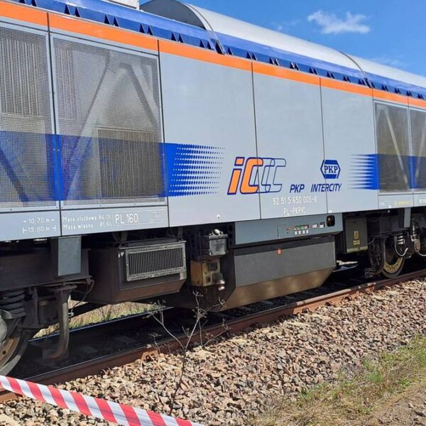 Auto pod kołami pociągu. Śmiertelne zdarzenie na dzikim przejeździe.