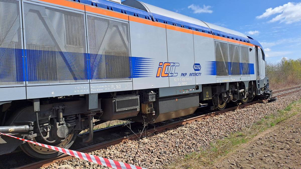 Lokomotywa pociągu PKP Intercity na torach kolejowych.