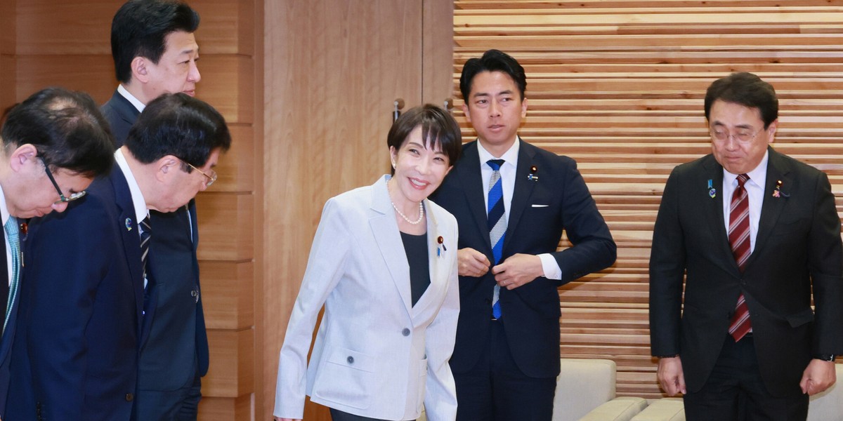 Japonia i import ropy z regionu MENA. Interwencja rządowa. 2 Premierka Japonii Sanae Takaichi uczestniczy w posiedzeniu gabinetu w swoim biurze w Tokio