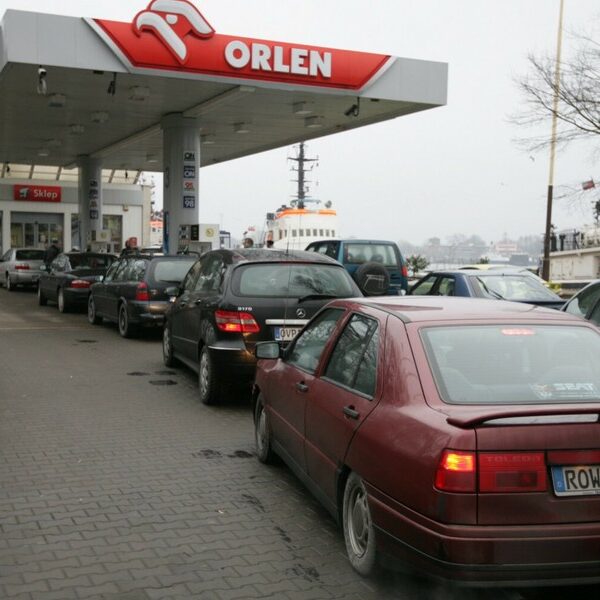 Niemieccy kierowcy masowo tankują na polskich stacjach. Powodem są koszty.