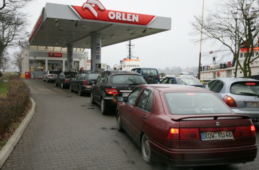 Niemieccy kierowcy masowo tankują na polskich stacjach. Powodem są koszty.